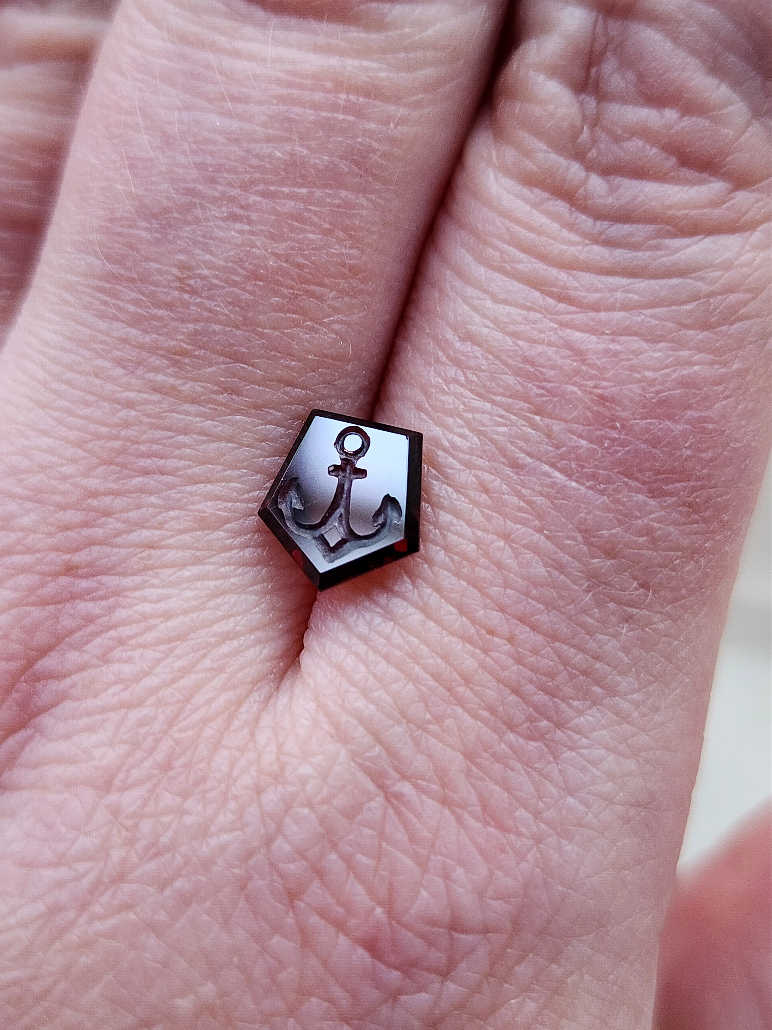 2.07ct Natural Red Garnet Carved Intaglio - Anchor - Image 3